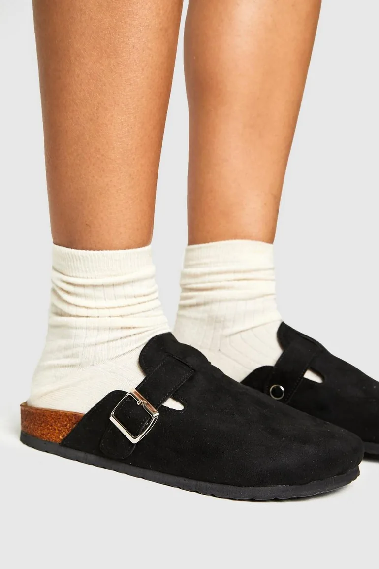 حذاء كلوغ بمقدمة مغلقة