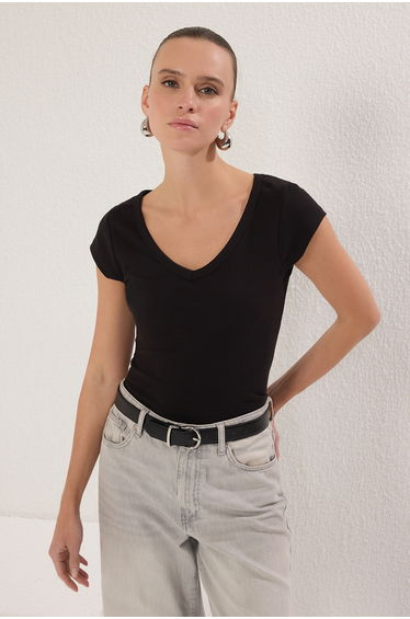 Black V-Neck Fitted/Body-Sitting Knitted Blouse