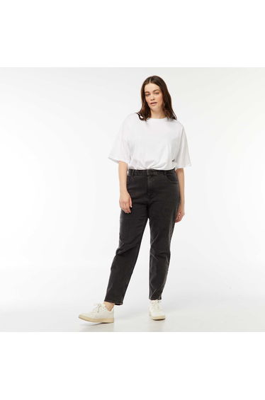 High-waisted mom jeans