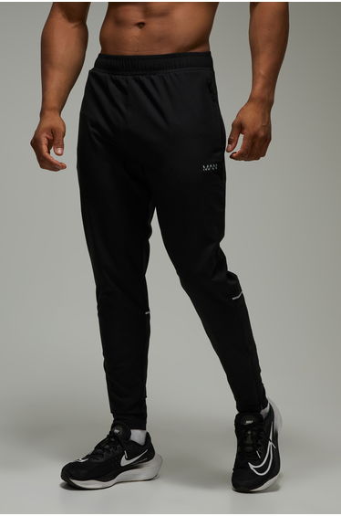 Man Active Running Vent Tapered Jogger - black