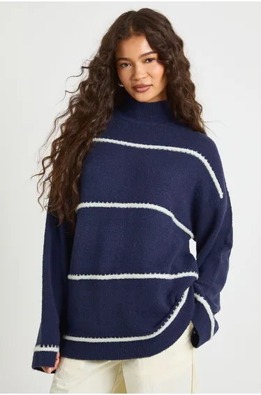 كنزة محبوكة بياقة عالية لون كحلي