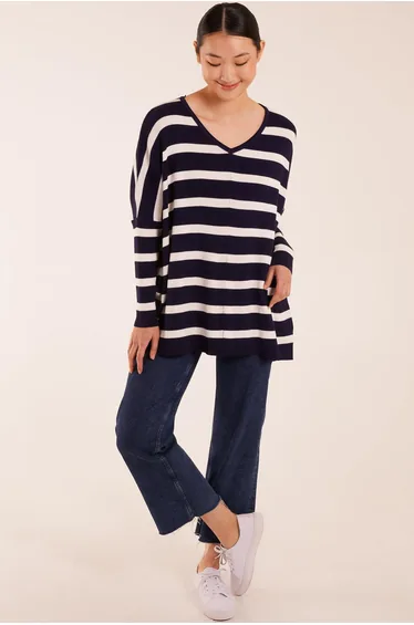 كنزة مخططة بياقة V