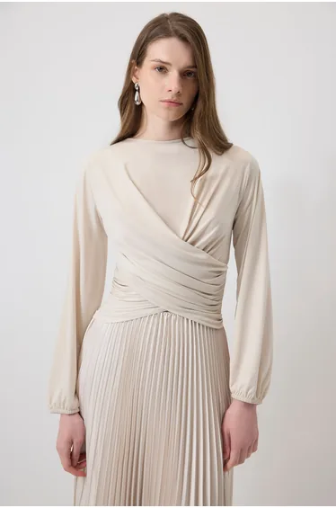 بلوزة بثنيات