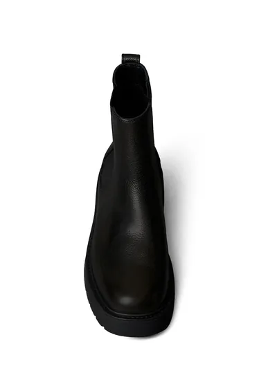 بوت كالفن كلاين باللون الأسود