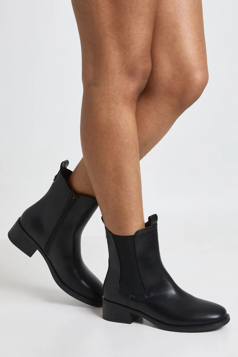 Tab Detail Chelsea Boots - black
