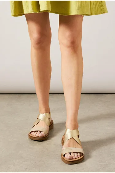 صندل دوروثي بيركينز باللون الذهبي - للمقاسات العريضة