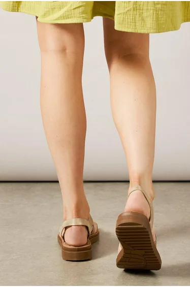 صندل دوروثي بيركينز باللون الذهبي - للمقاسات العريضة