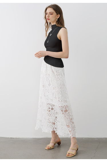 Detachable Necklace Adorned Asymmetric Sleeveless Top in Black