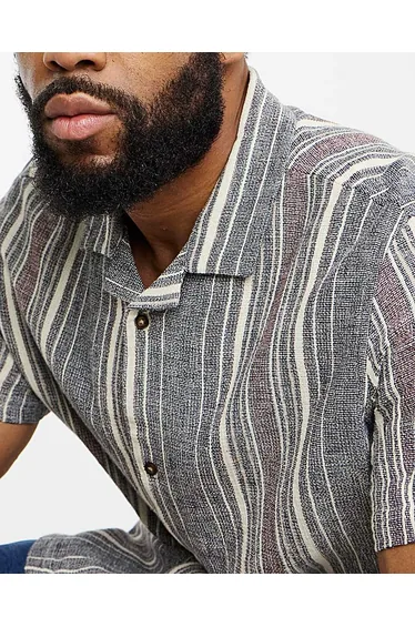 قميص بطبعة مخططة بأكمام متوسطة الطول