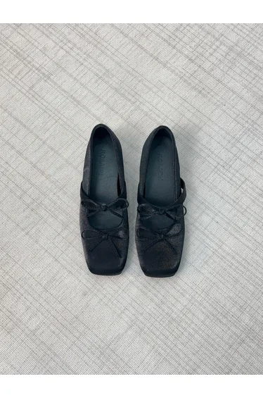 حذاء فلات تيك تو باللون الأسود