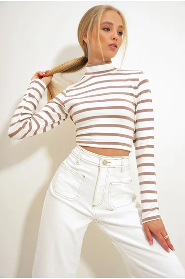 بلوزة قصيرة نسائي محبوكة مخططة بياقة تيرتيل لون بني 