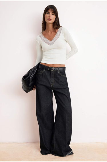 Ecru Fitted/V-Neck Lace Detailed Soft Knitted Blouse