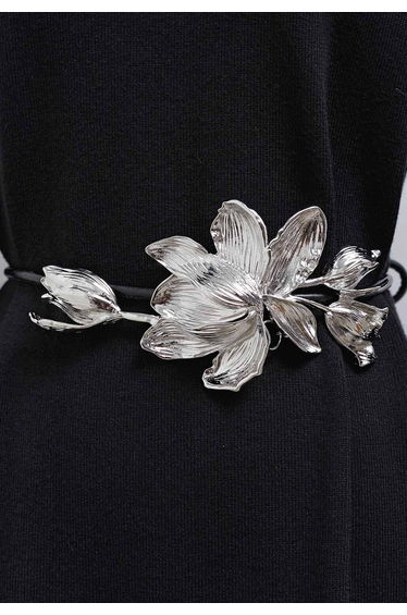 Sculpted Metal Flower Leather Slim Belt in Silver