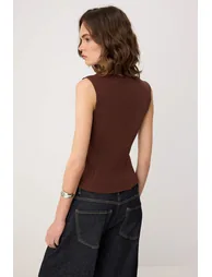 Brown Fitted/V-Neck Sleeveless Interlock Knitted Y Vest - 3