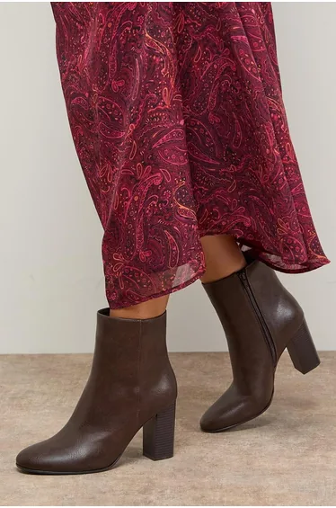 بوت اويسيس باللون البني