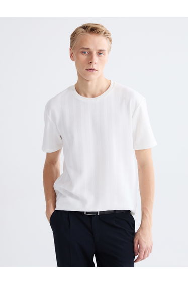 Men's textured T-shirt with a crew neck.
