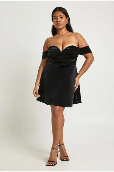 فستان قصير مخمل بأكتاف مكشوفة بياقة عميقة لون أسود - للمقاسات الكبيرة