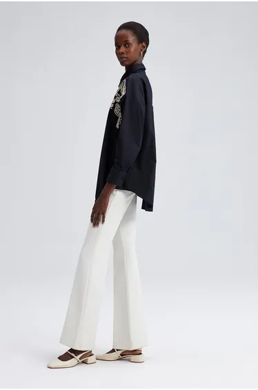 قميص بتصميم واسع بتطريز