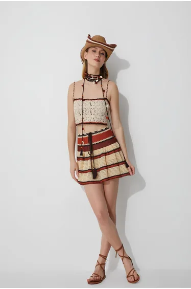 تنورة مخططة لون بني