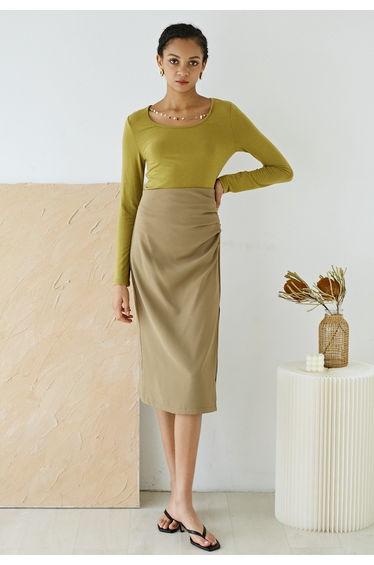 Pebble Necklace Long Sleeve Top in Moss Green