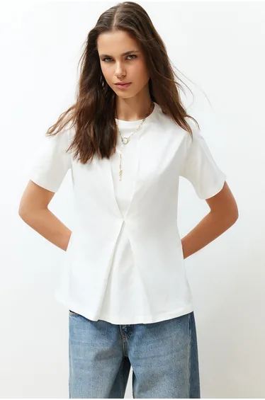 بلوزة ترينديول بيضاء قصيرة