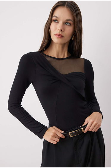 Black Collar Detailed Fitted/Body-Smoothing Knitted Blouse