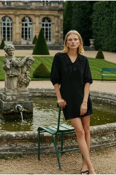 فستان قصير بقصة مستقيمة بكشكش لون أسود