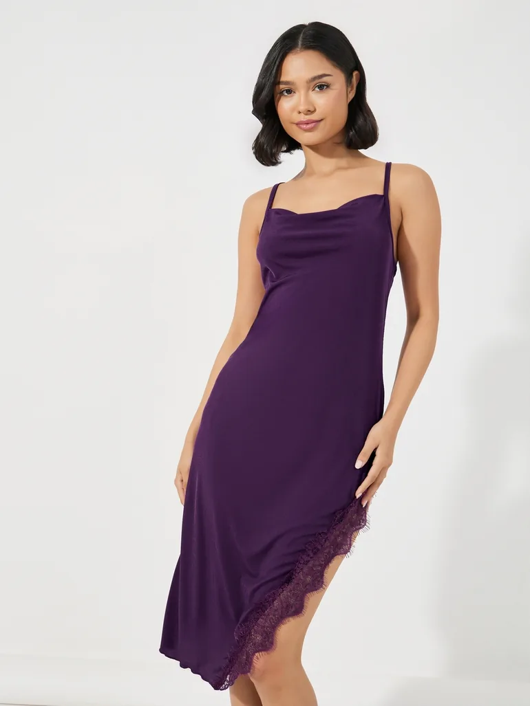 قميص نوم ستايلي قطن باللون الأرجواني بفتحة جانبية بتفاصيل دانتيل - 1