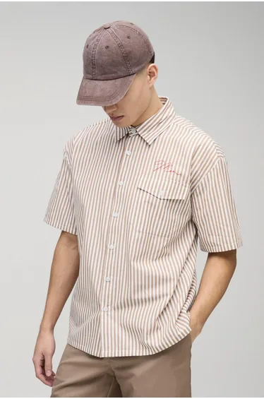 قميص مخطط بتصميم واسع بشعار مطرز - بيج