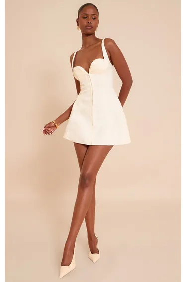 فستان جاكار بياقة عميقة لون كريمي