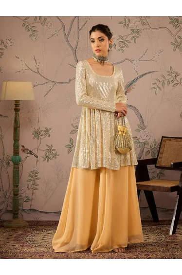 طقم باللون الذهبي