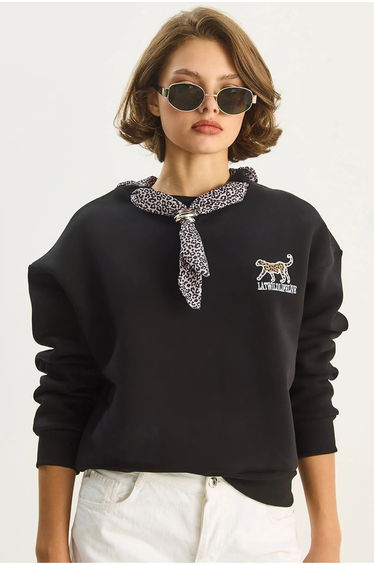 LUCCI Embroidered Crew Neck Sweatshirt with Leopard Print Accessory