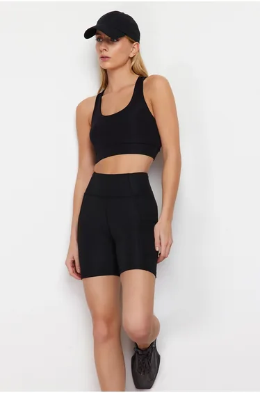 شورت أسود قصير