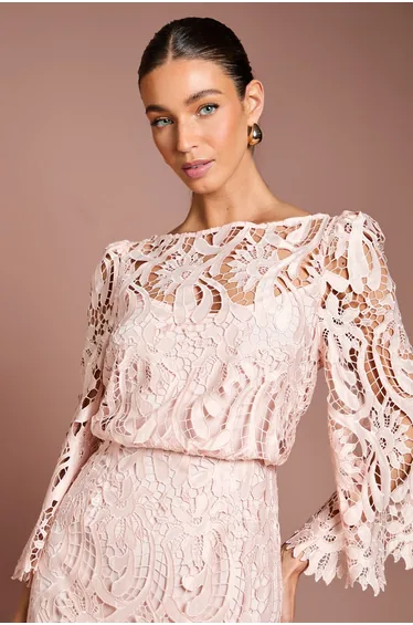 فستان ميدي ساتان و دانتيل بأكمام بحافة واسعة