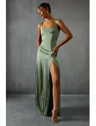 فستان ساتان بياقة مربعة بكسرات