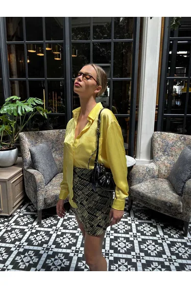 تنورة قصيرة مخططة بقصة بياز لون أصفر