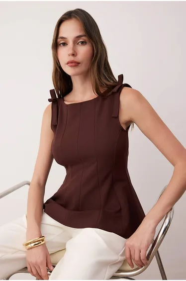 ترينديول بلوزة بني بلا أكمام