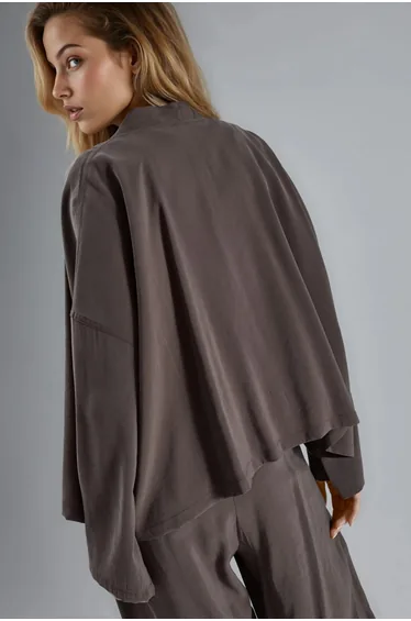 كيمونو باللون البني