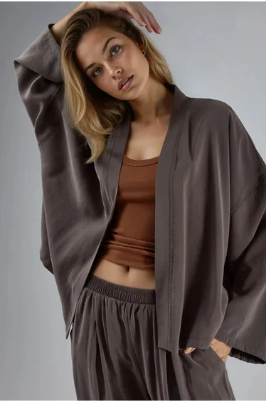 كيمونو باللون البني