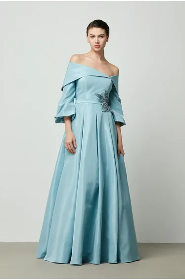 Off-shoulder side embellishment dress