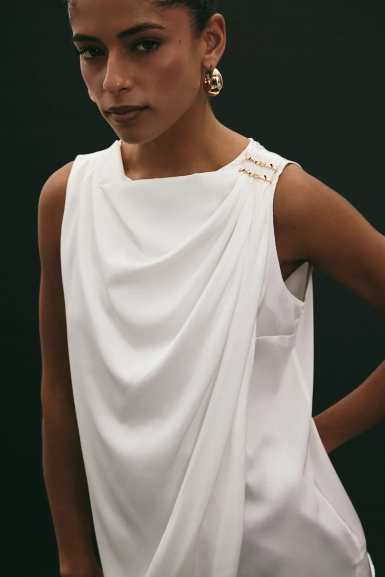 Accessory Detailed Sleeveless Blouse - 7