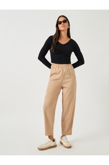 Solid Cropped Tapered Fit Pants with Baggy Pockets
