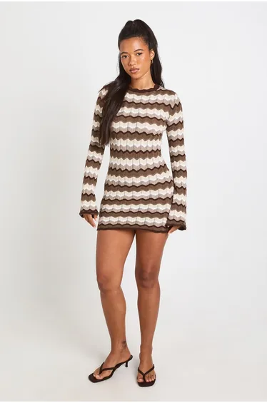 فستان بوهو متعدد الالوان قصير بقصة ضيقة بأكمام طويلة