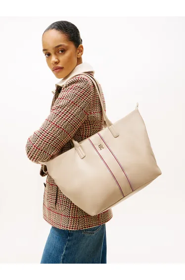 حقيبة كتف تومي هيلفيغر باللون البيج