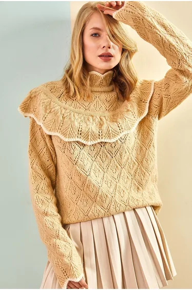 سويتر محبوك مخرم مخطط بياقة تيرتيل بكشكش 