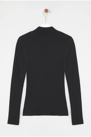 بلوزة لون أسود بقصة ضيقة 