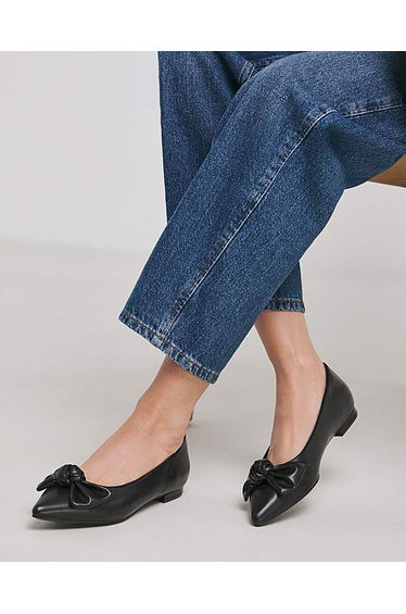 Pointed Toe Flat Show with Bow Ex Wide