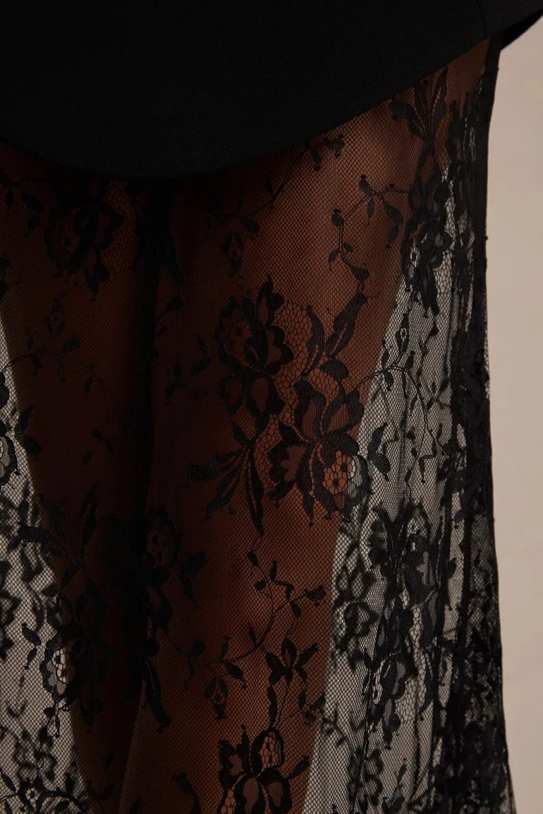 فستان ماكسي بتنورة دانتيل بأكتاف مكشوفة - أسود - 5