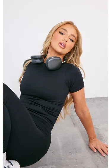 بلوزة رياضة طويلة بأكمام قصيرة 