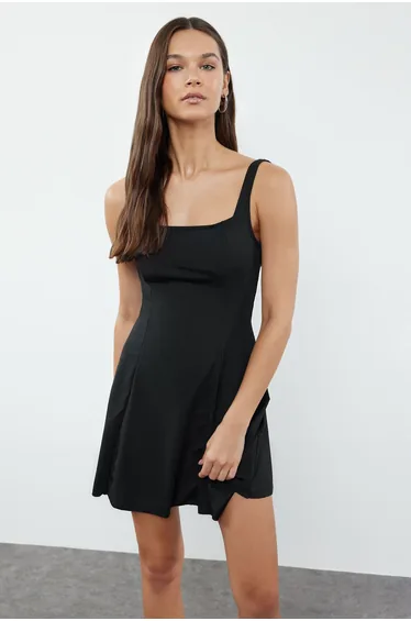 بدلة سباحة بياقة مربعة لون أسود